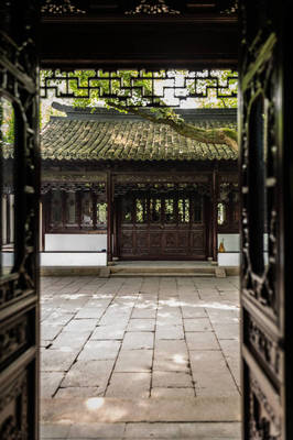 浮世盛光濃轉(zhuǎn)涼