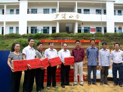 陽江市新華書店到雙滘鎮慰問山區學校師生